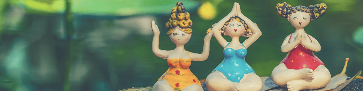 je ziet drie vrolijke dikke dames in hun badpak aan de waterkant mediteren